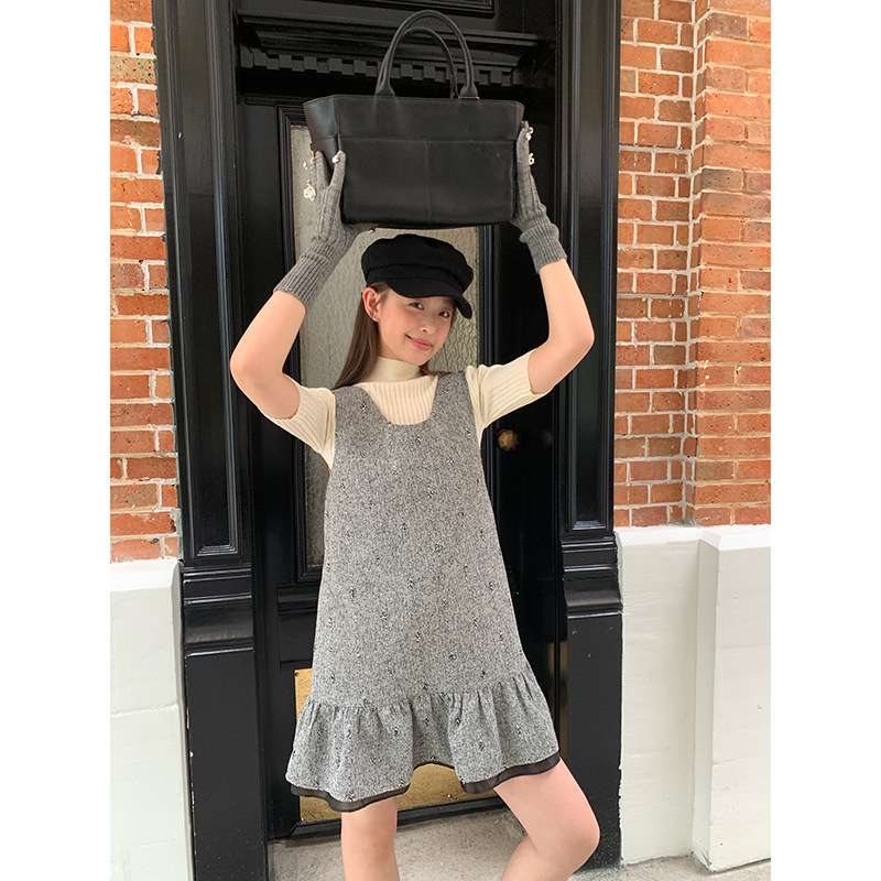 30代ファッション レイヤード風フリル付きワンピース