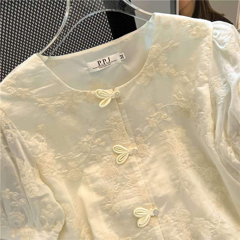 30代ファッション 花柄刺繍入りフロントボタンブラウス