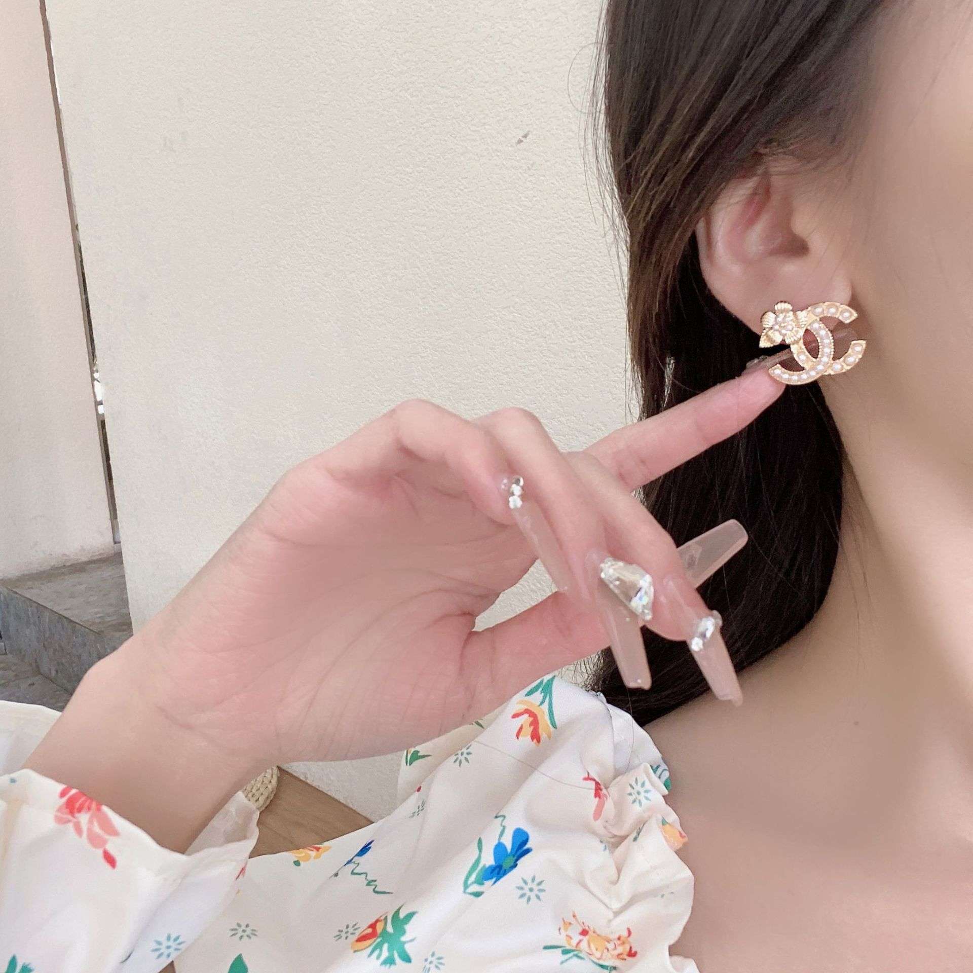 30代ファッション  エレガントな花モチーフピアス