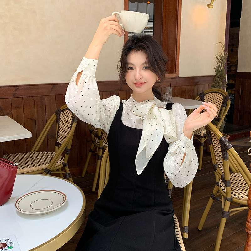30代ファッション 水玉フリルブラウス