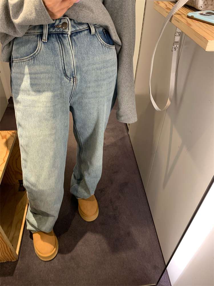 30代ファッション ゆったりデニムストレートパンツ