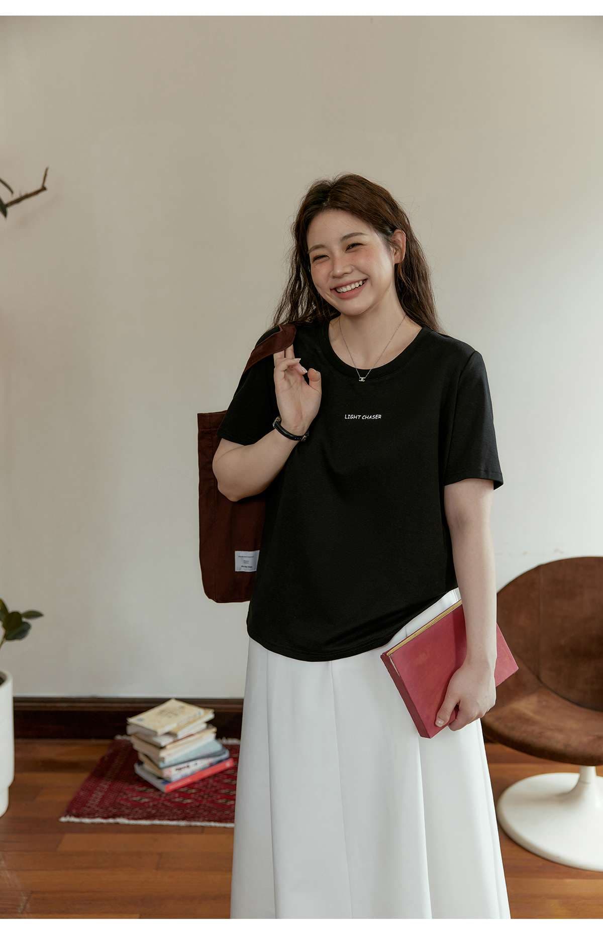 30代ファッション 軽やかロゴプリントカットソー
