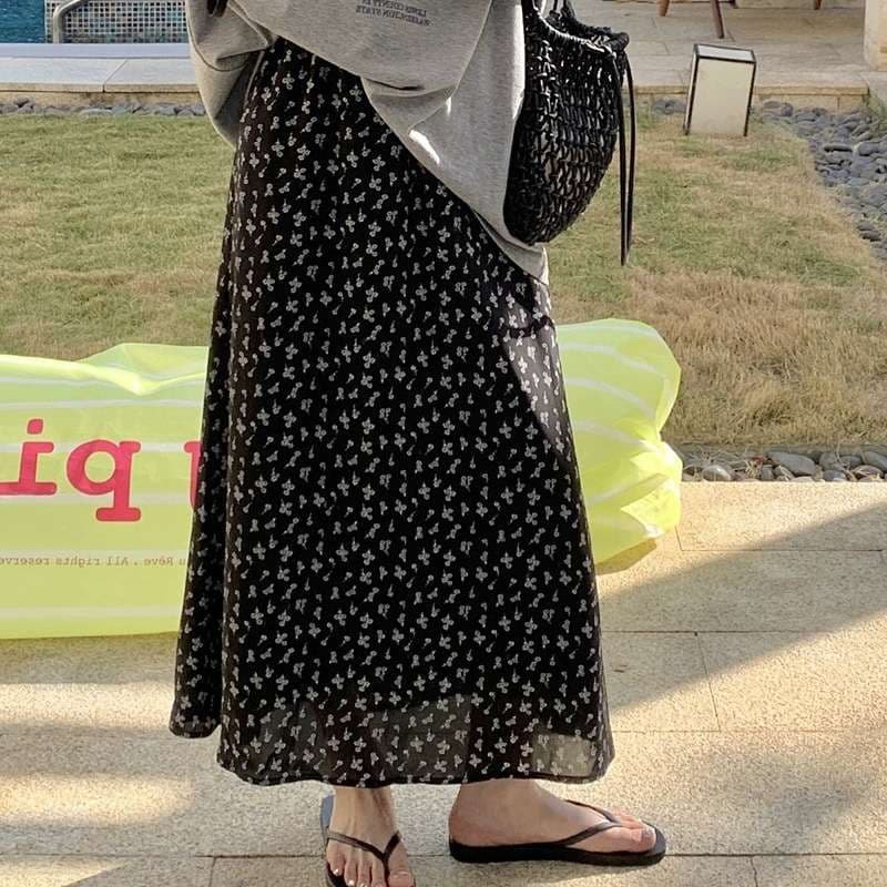 30代ファッション 小花柄フレアロングスカート