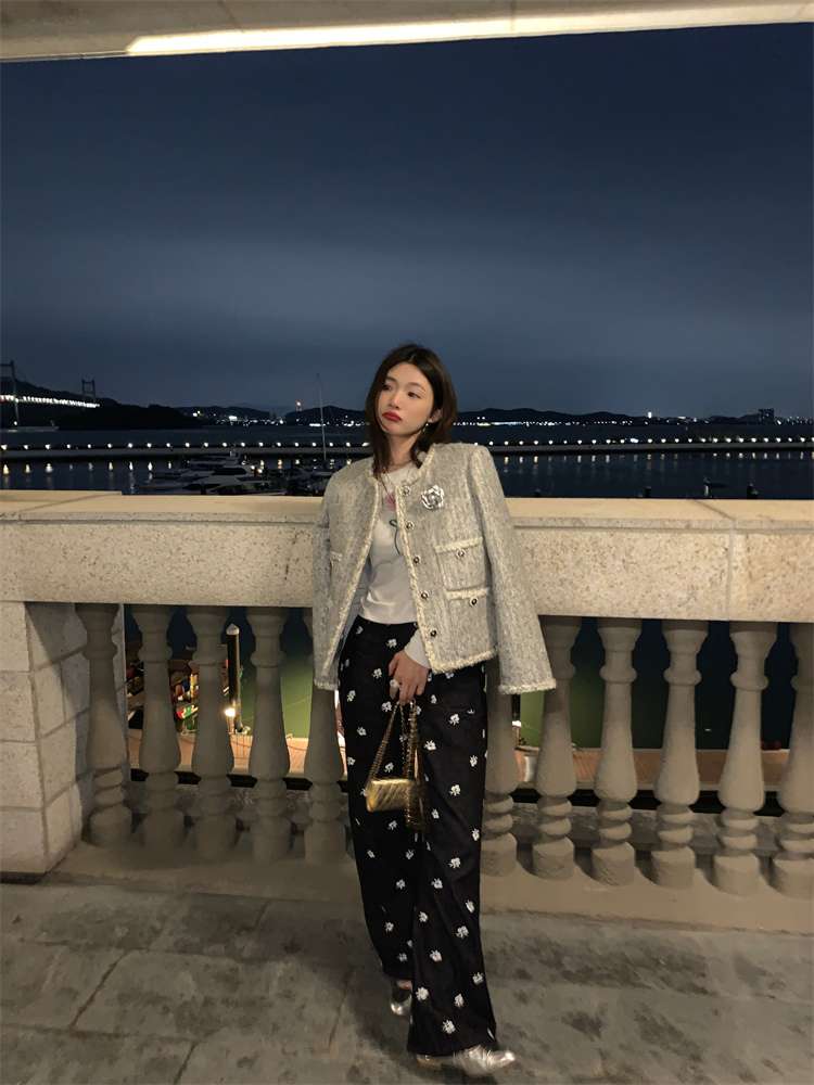 30代ファッション 小花柄ストレートデニムパンツ