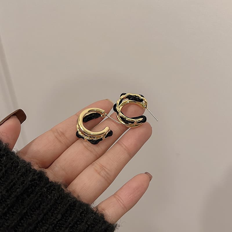 30代ファッション 織り込みデザイン フープピアス