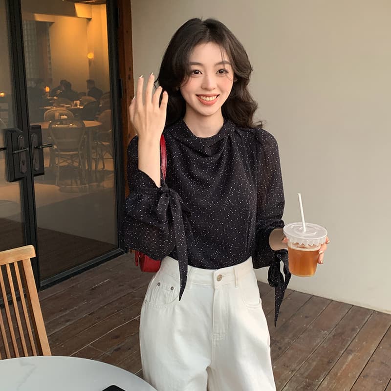 30代ファッション 上品ドレープドット柄ブラウス