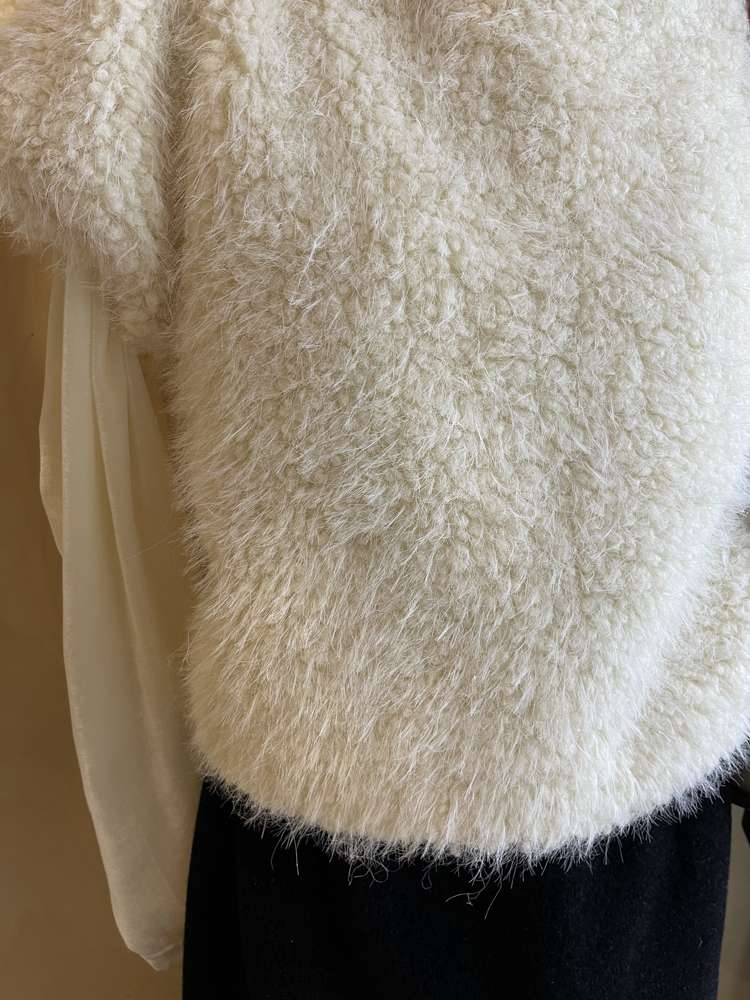 30代ファッション ふわもこショート丈ベストニット