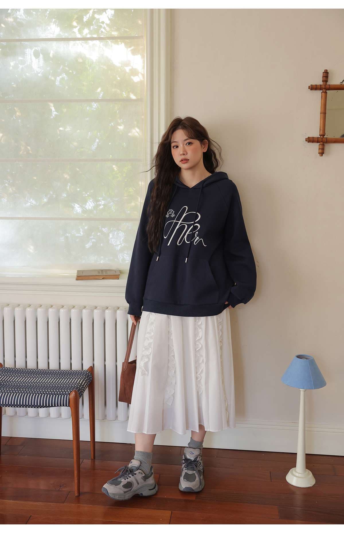 30代ファッション シンプルロゴパーカー