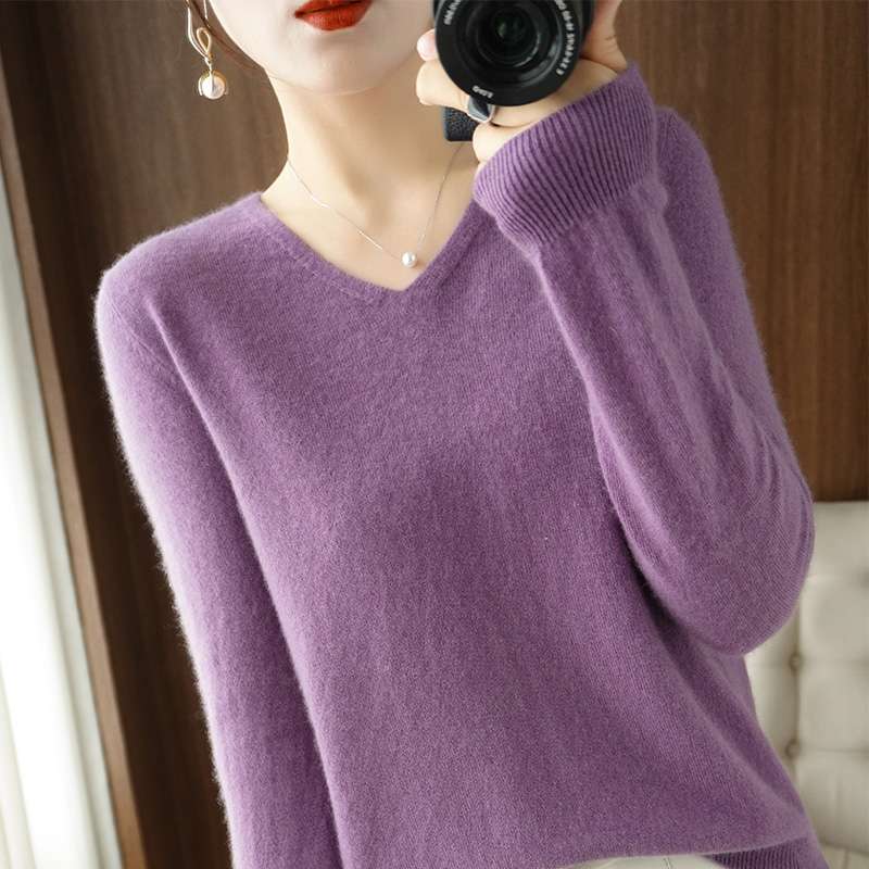 30代ファッション  大人のシンプルVネックニット