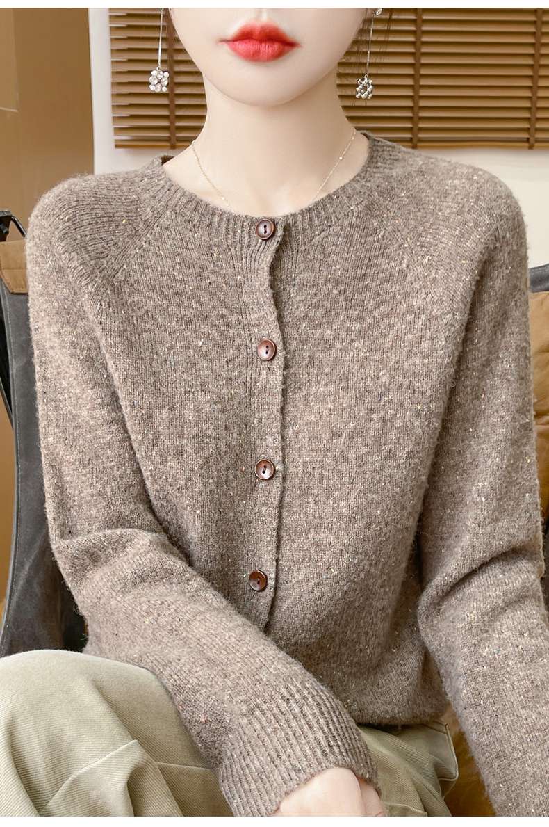 30代ファッション ふわもこボタン付きカーディガン