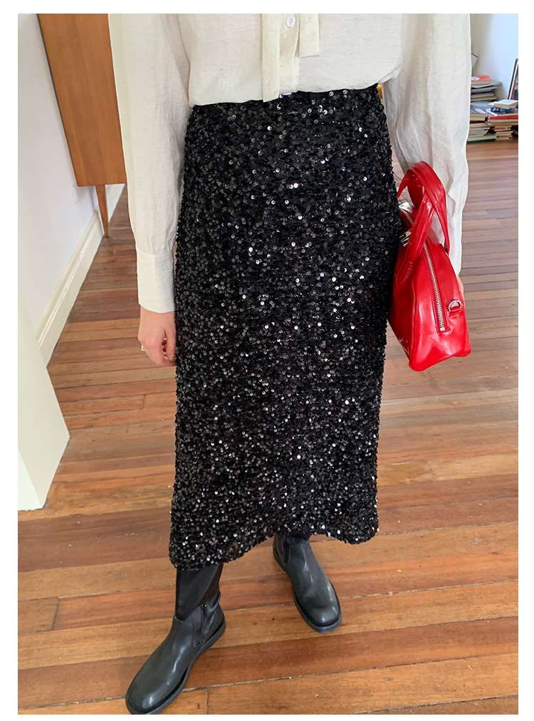 30代ファッション きらめき輝くミディ丈プリーツスカート