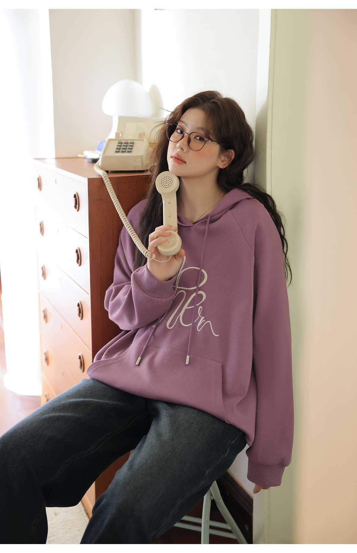 30代ファッション シンプルロゴパーカー