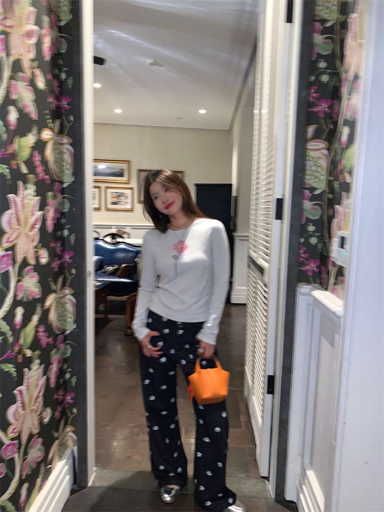 30代ファッション 小花柄ストレートデニムパンツ