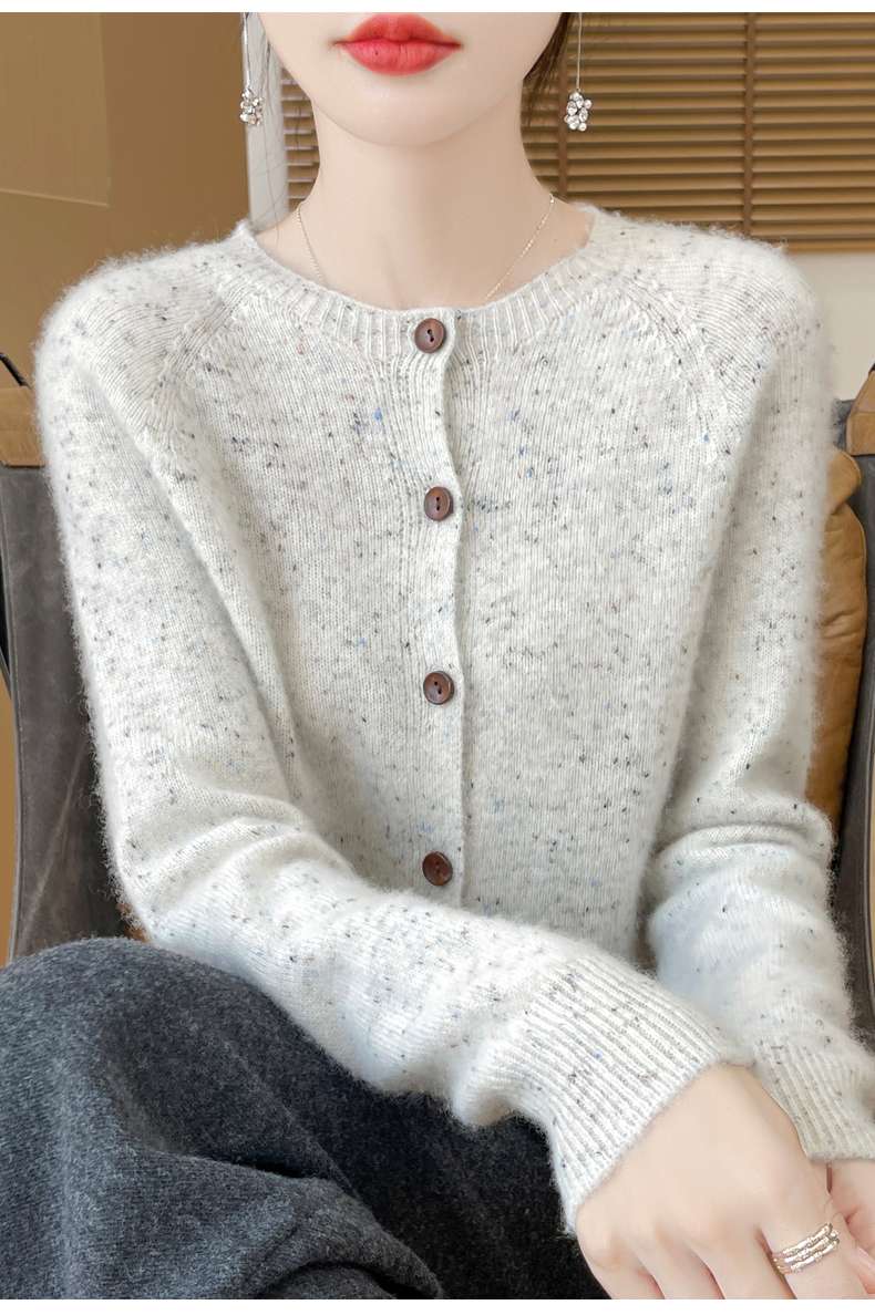 30代ファッション ふわもこボタン付きカーディガン