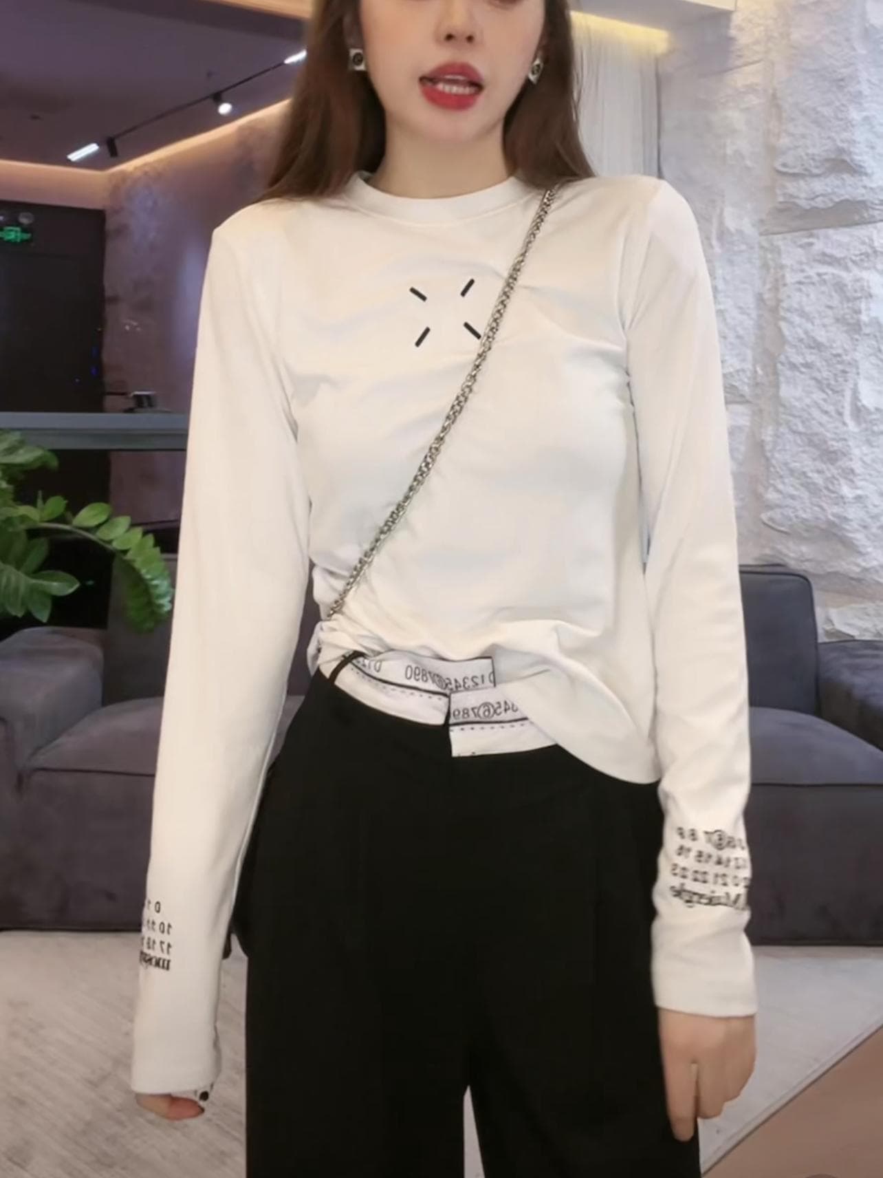 30代ファッション モダンミニマルロゴ長袖シャツ
