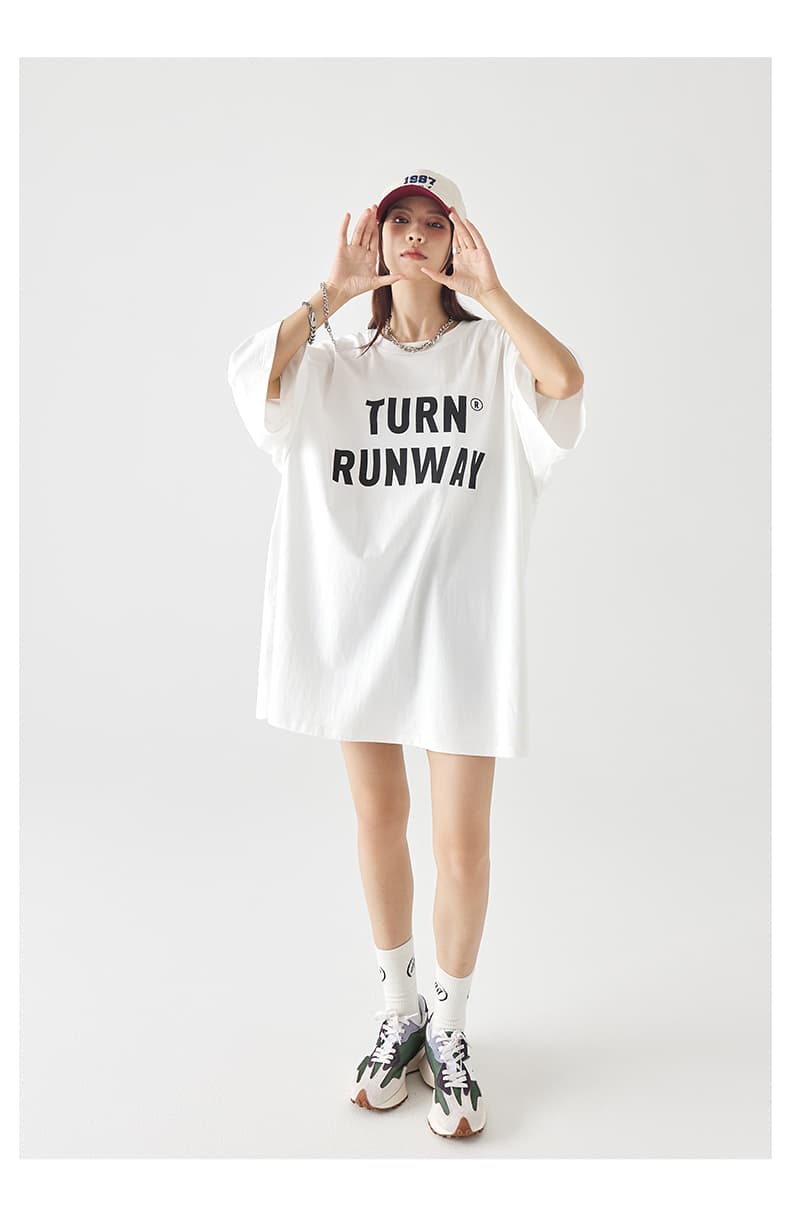 30代ファッション ゆったりメッセージ入りチュニックワンピース