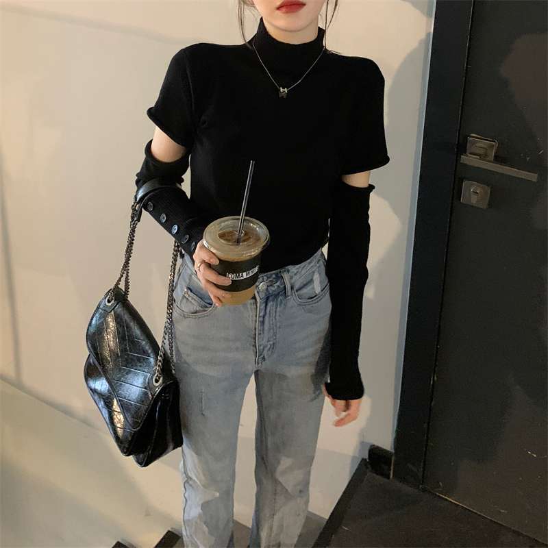 30代ファッション  袖スリットタートルネックニット