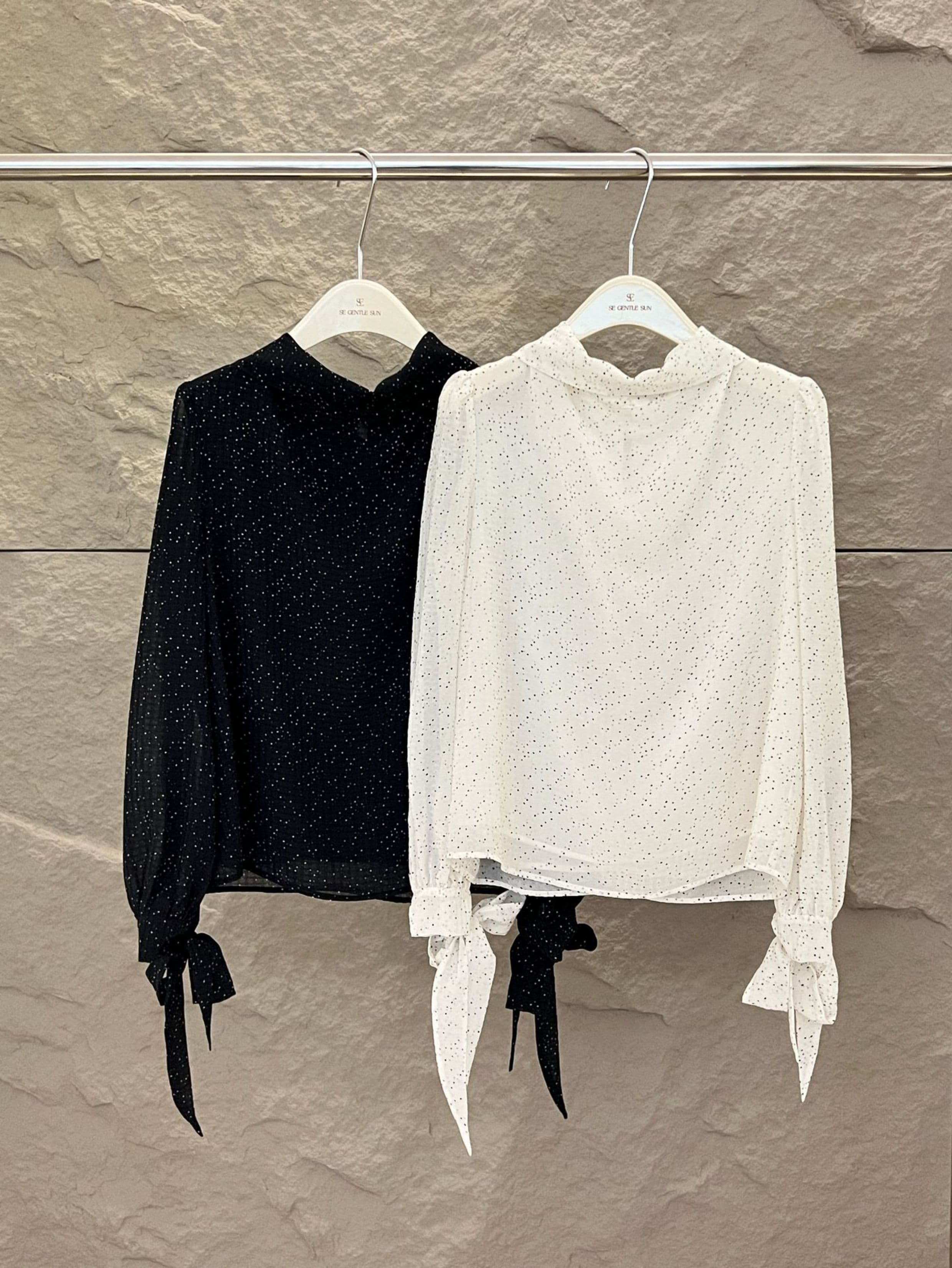 30代ファッション 上品ドレープドット柄ブラウス