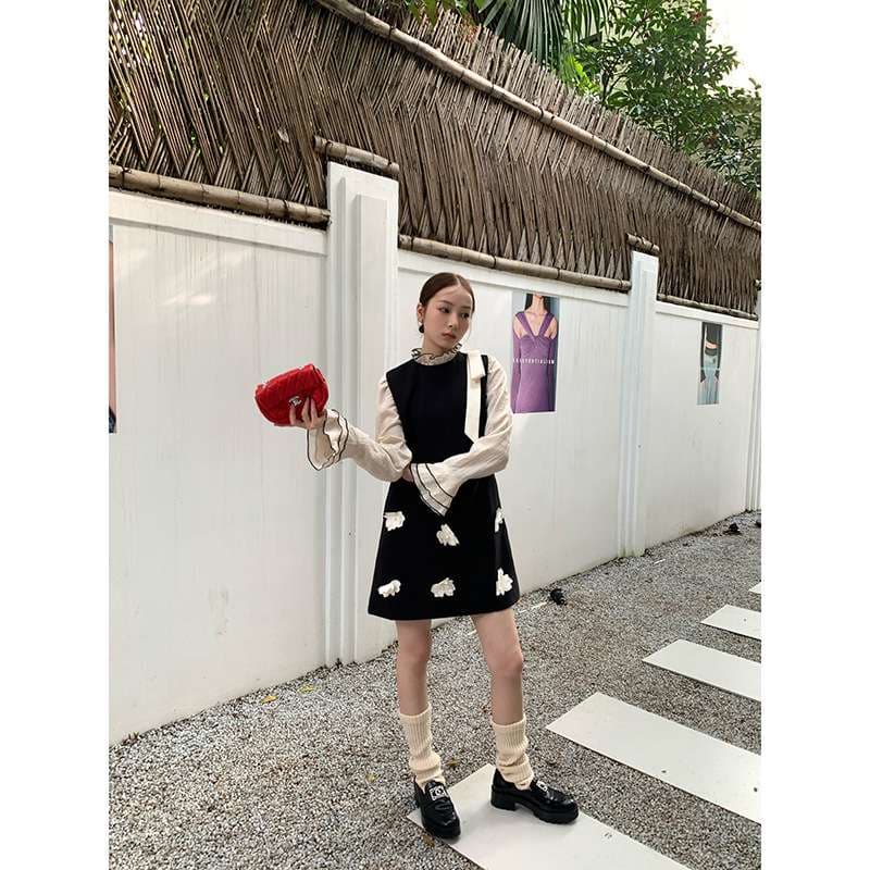 30代ファッション フリル襟花モチーフワンピース