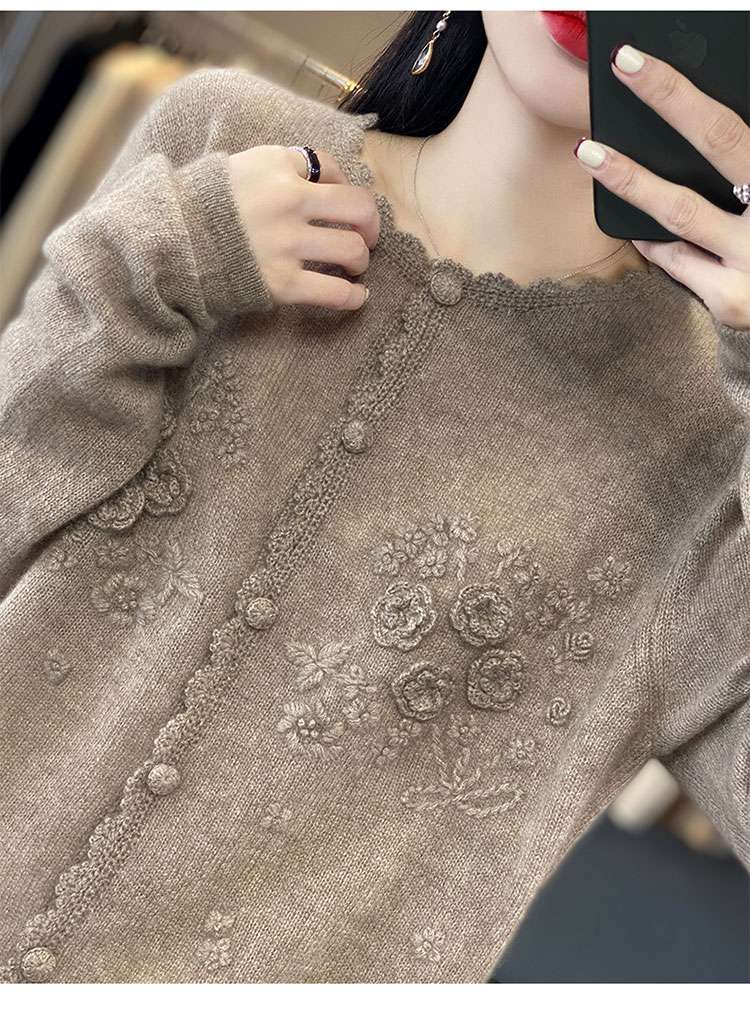 30代ファッション 花柄刺繍入りカーディガン