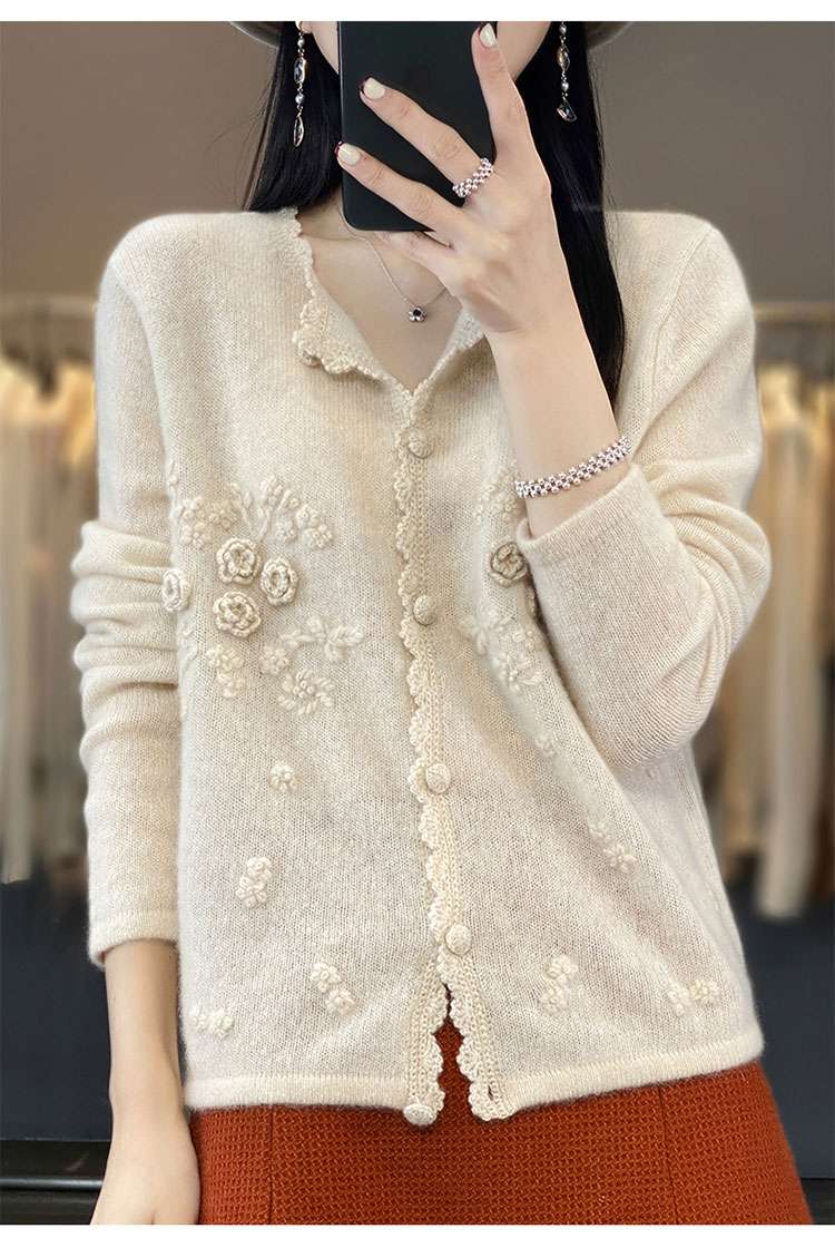 30代ファッション 花柄刺繍入りカーディガン