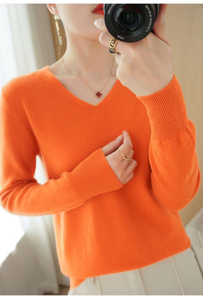 30代ファッション  大人のシンプルVネックニット
