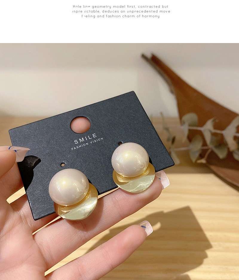 30代ファッション  パールドロップピアス