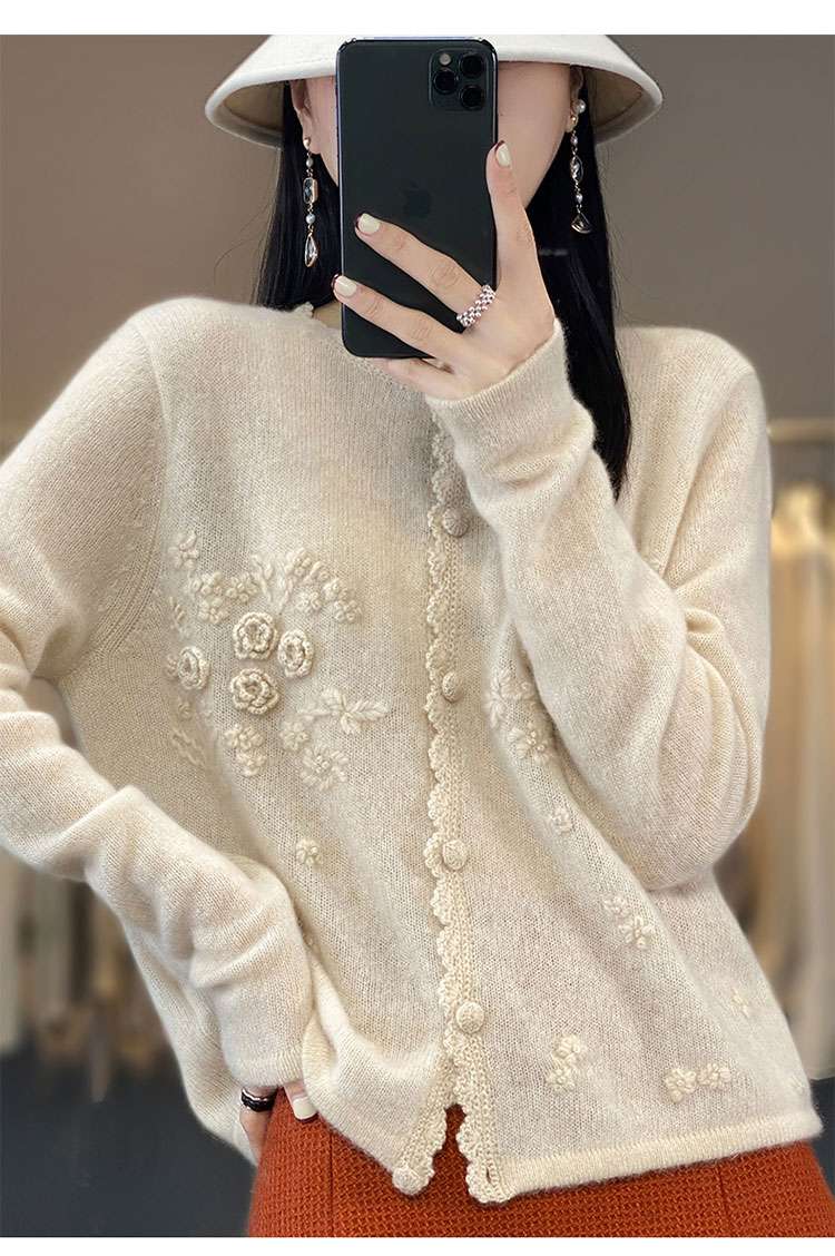 30代ファッション 花柄刺繍入りカーディガン