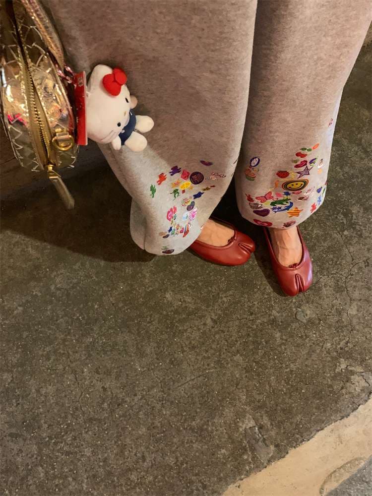 30代ファッション キュートステッカー スウェットパンツ