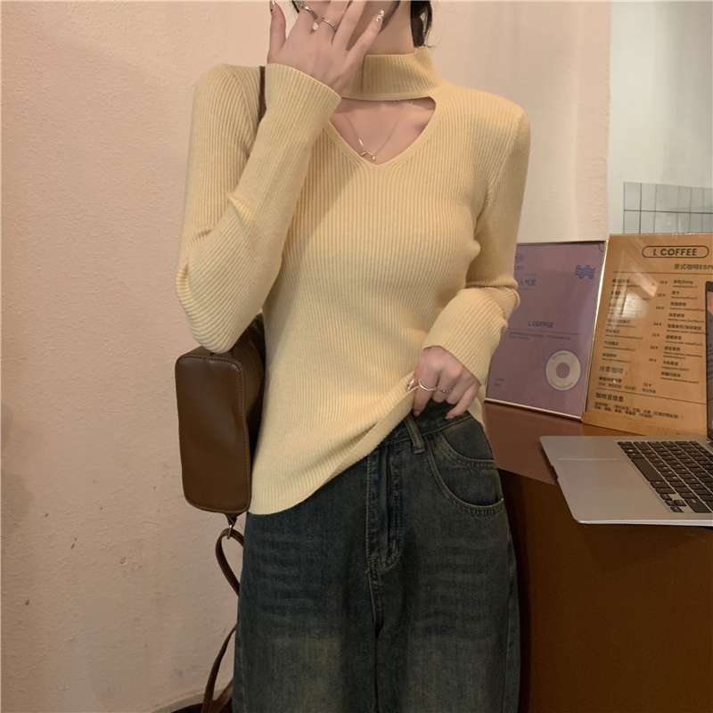 30代ファッション  デザインカットネックリブニット