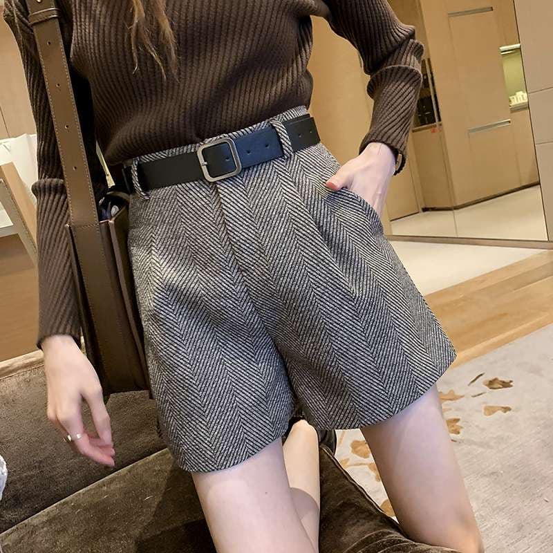30代ファッション  ヘリンボーン柄ウール混ワイドショートパンツ