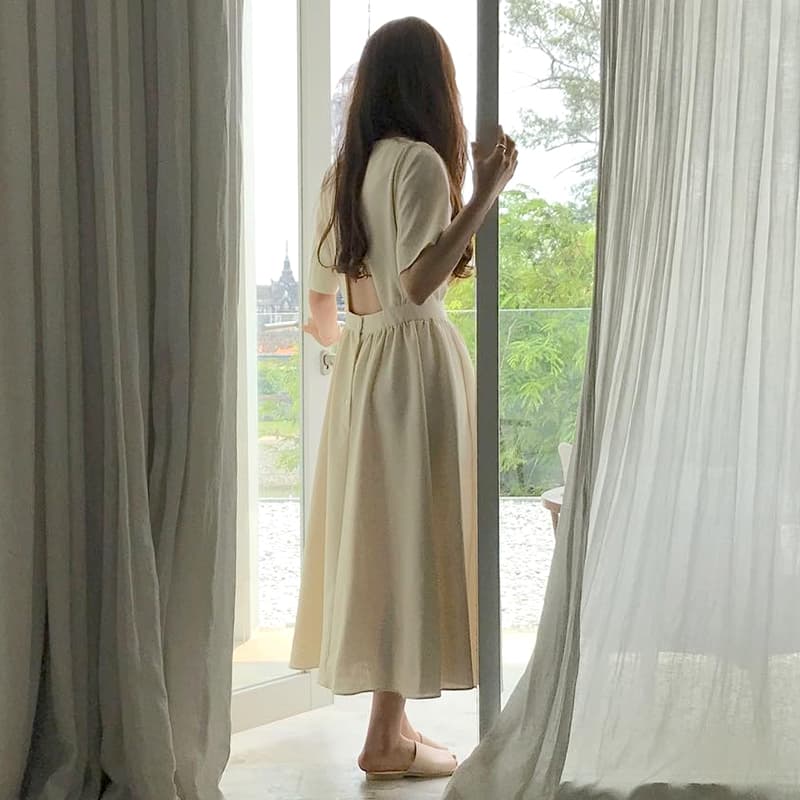 30代ファッション 背中開きデザイン 優美ワンピース