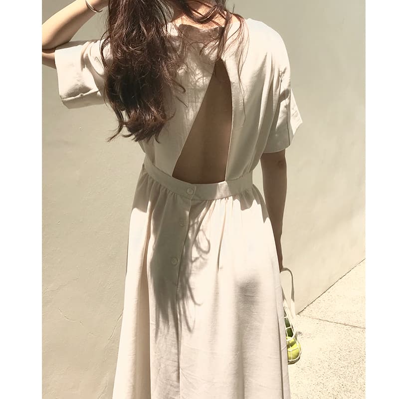 30代ファッション 背中開きデザイン 優美ワンピース