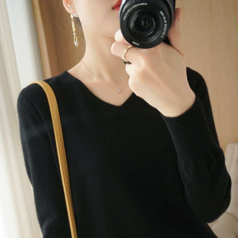 30代ファッション  大人のシンプルVネックニット