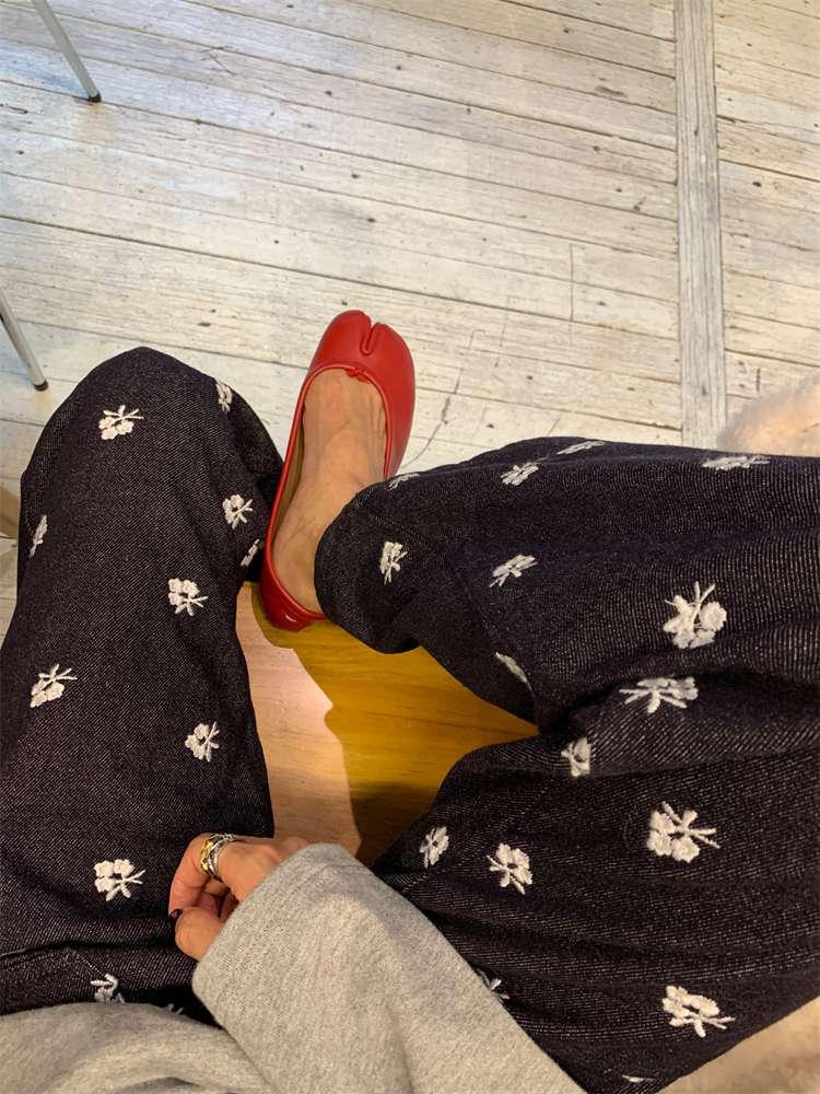 30代ファッション 小花柄ストレートデニムパンツ