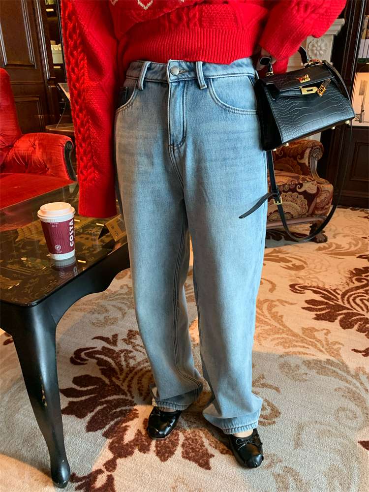 30代ファッション ゆったりデニムストレートパンツ