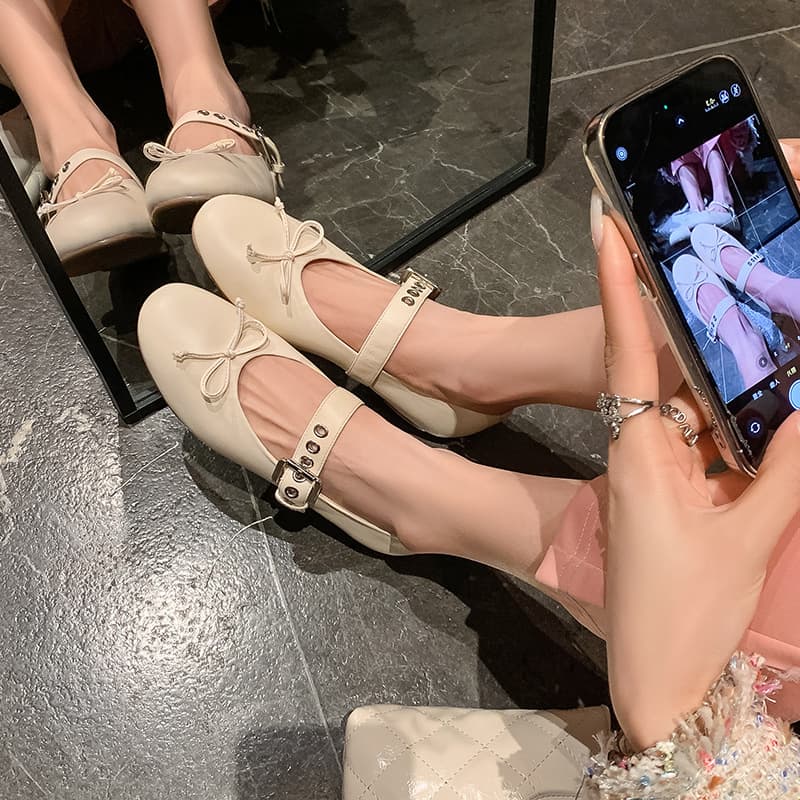 30代ファッション シューズ リボン付きストラップパンプス