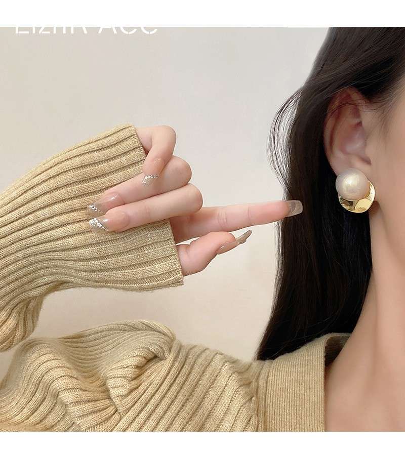 30代ファッション  パールドロップピアス