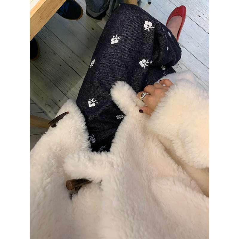30代ファッション 小花柄ストレートデニムパンツ