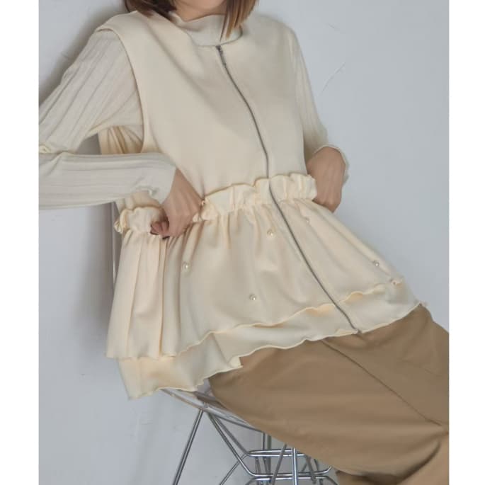 30代ファッション パール付きフリルベスト体型カバージレ