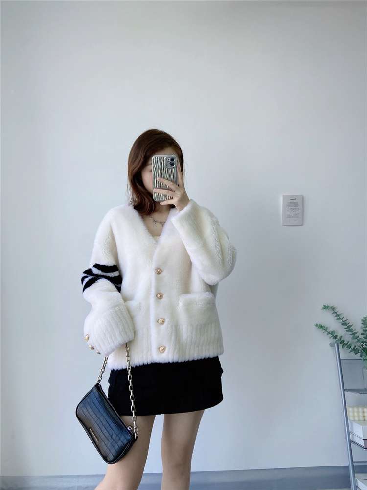 30代ファッション  ウール100％上質ふわもこカーディガン型アウター ストライプ袖