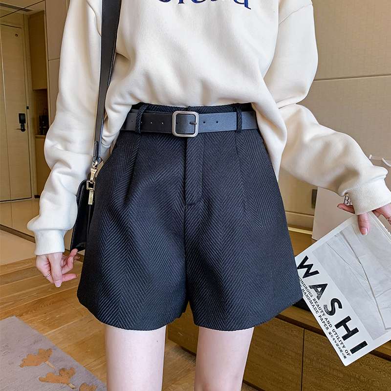 30代ファッション  ヘリンボーン柄ウール混ワイドショートパンツ