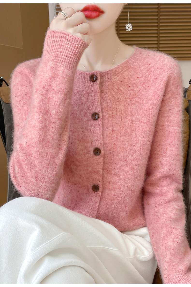 30代ファッション ふわもこボタン付きカーディガン
