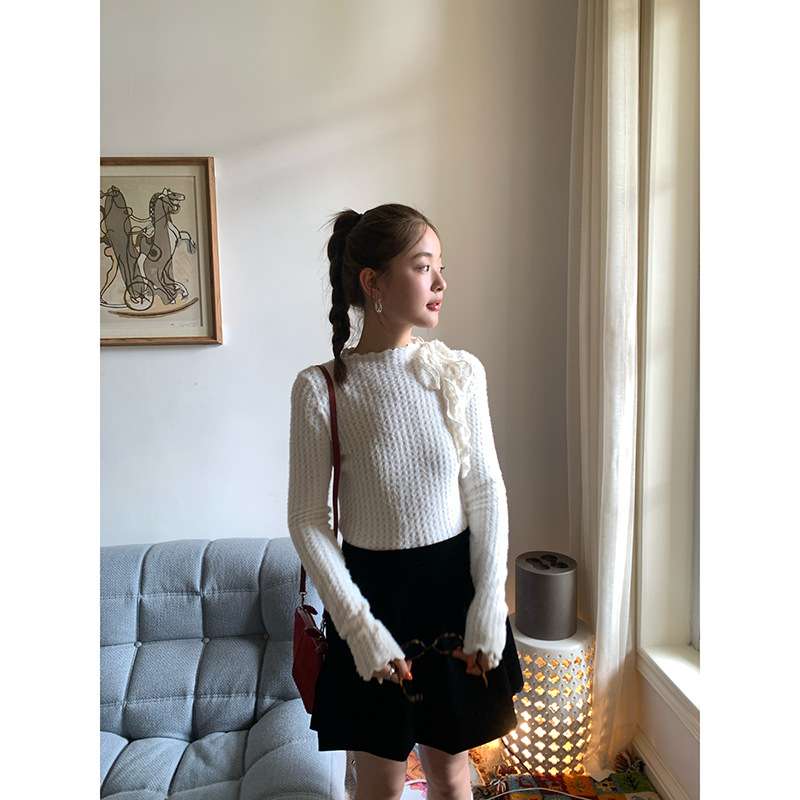 30代ファッション 花飾り付きリブ編みニット