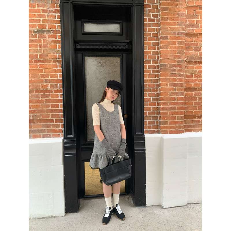 30代ファッション レイヤード風フリル付きワンピース