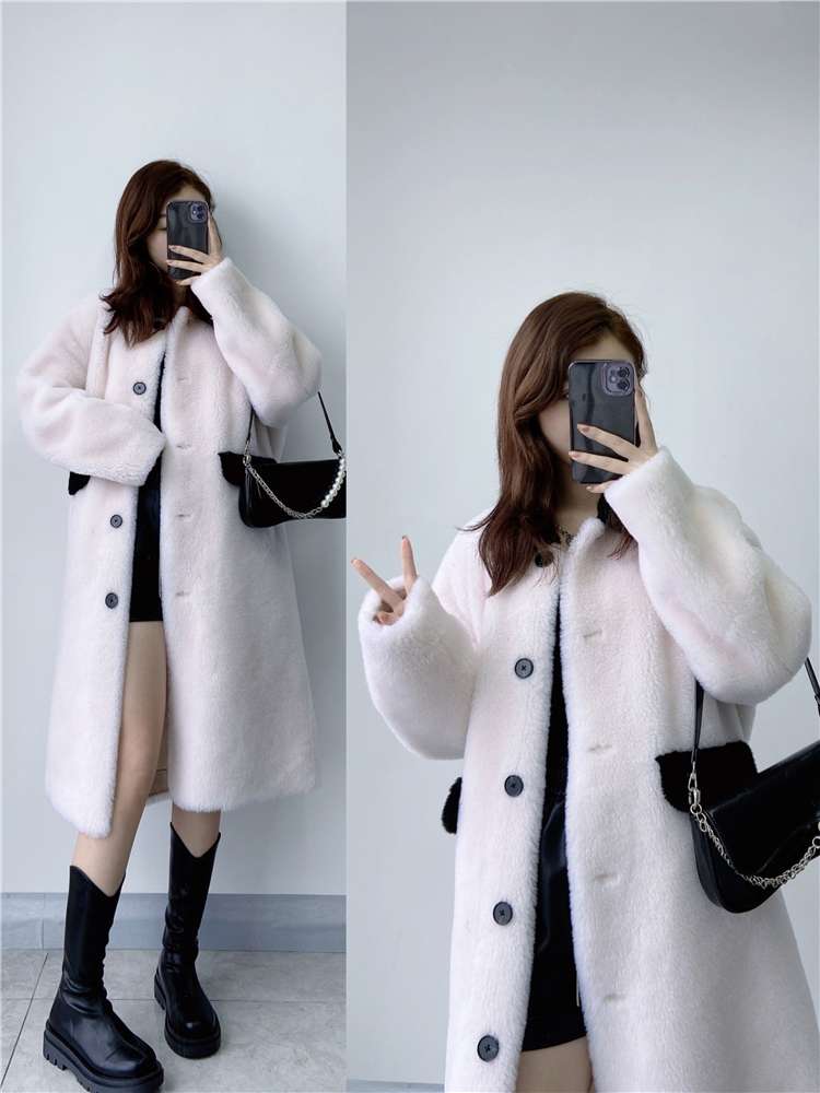 30代ファッション モコモコ襟付きロングコート