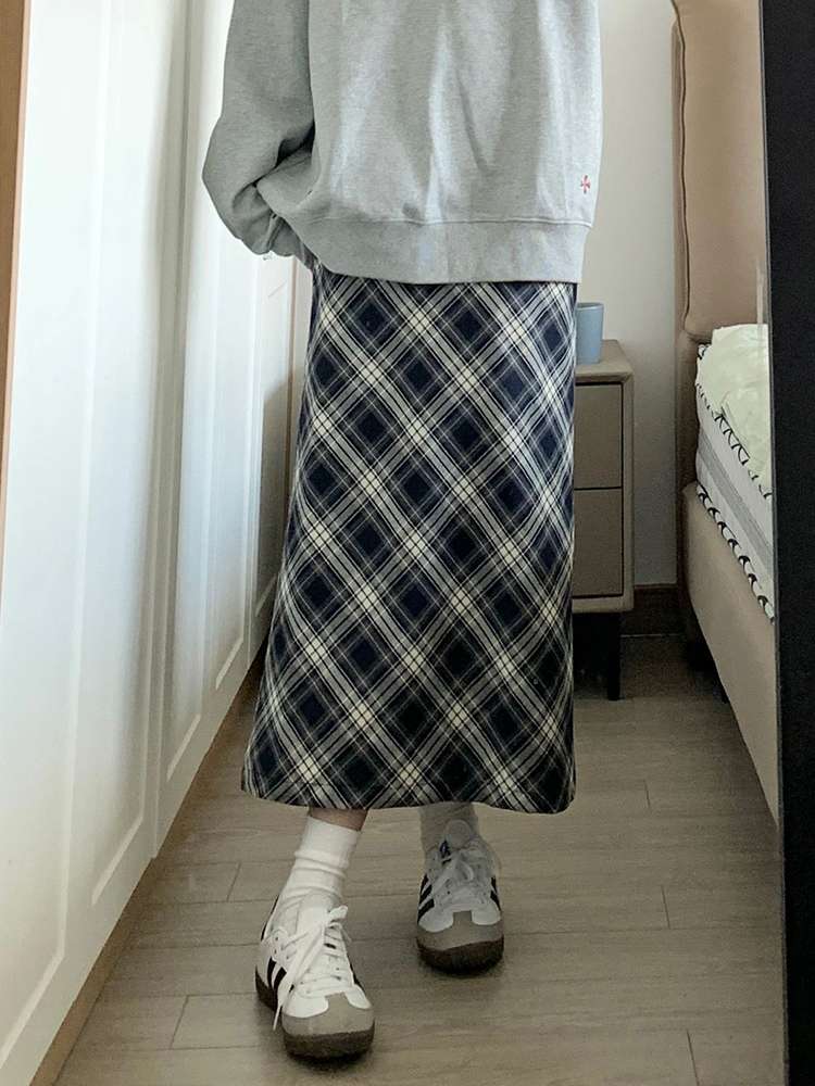 30代ファッション チェック柄ロングフレアスカート