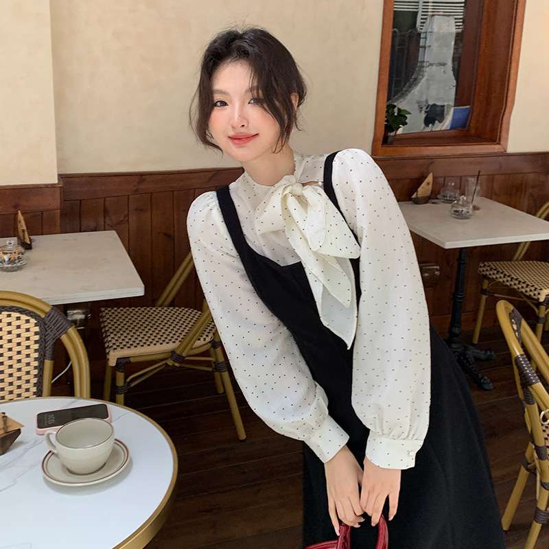 30代ファッション 水玉フリルブラウス