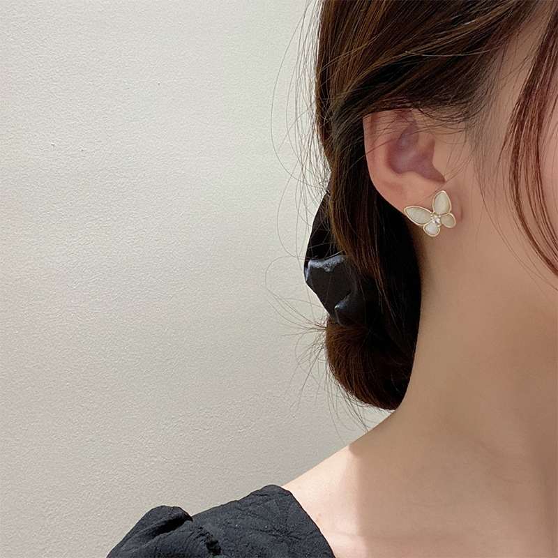 30代ファッション  蝶モチーフ透かしピアス