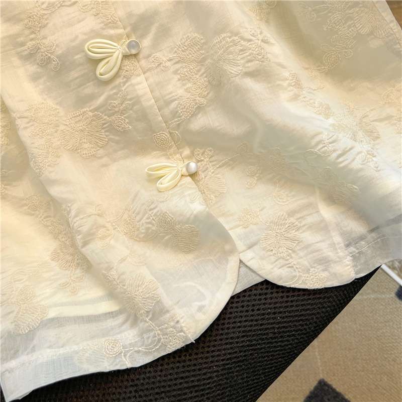 30代ファッション 花柄刺繍入りフロントボタンブラウス
